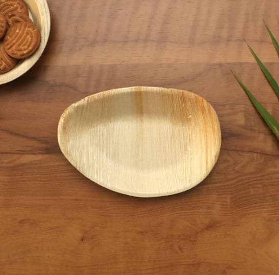 Medium Oval 8" (20cm) Disposable Palm Leaf Plates - 100 Pack product image 3